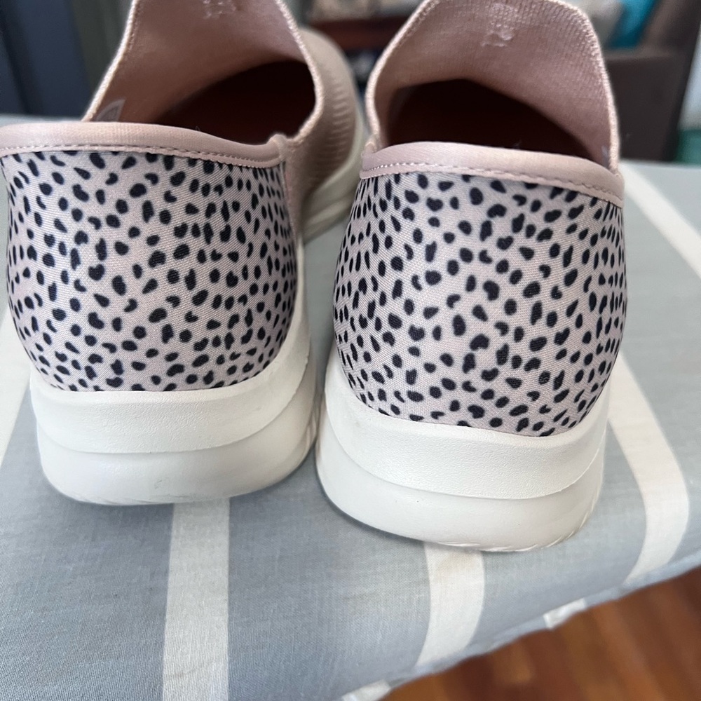 Skechers tan and leporad pattern Knit Slip-Ons - Picture 5 of 8